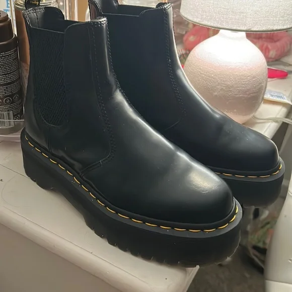 MARTENS PLATFORM BLACK BOOTS WITH NO LACES